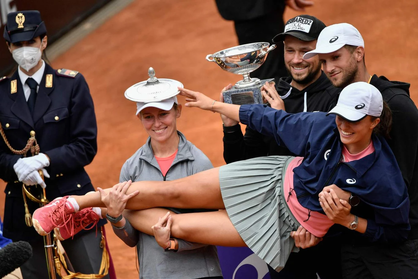 Iga świątek ze swoim obozem po wygraniu turnieju w Rzymie Iga świątek ze swoim obozem po wygraniu turnieju w Rzymie