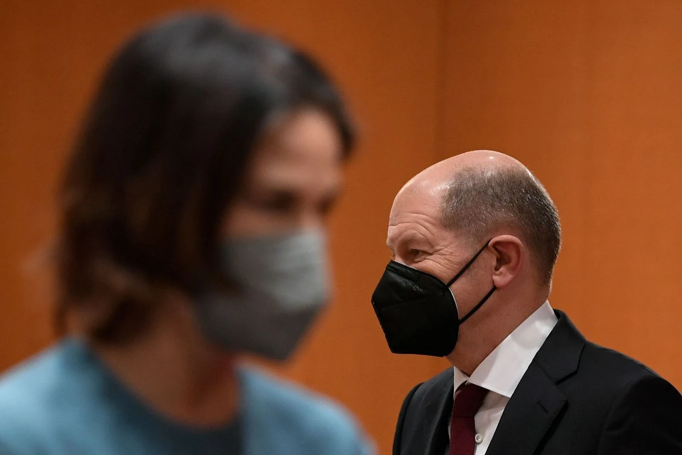 Szefowa niemieckiej dyplomacji Annalena Baerbock i kanclerz Niemiec Olaf Scholz na pierwszym posiedzeniu rządu
