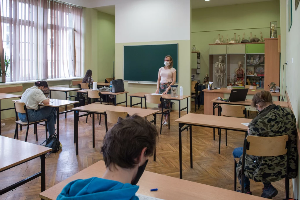 Krótszy semestr zimowy i dłuższe ferie to mniejszy ślad węglowy i korzyści dla środowiska - stwierdzili brytyjscy naukowcy na łamach czasopisma "iScience" Krótszy semestr zimowy i dłuższe ferie to mniejszy ślad węglowy i korzyści dla środowiska - stwierdzili brytyjscy naukowcy na łamach czasopisma "iScience"