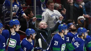 Bruce Boudreau (w środku) prowadzi Vancouver Canucks od wygranej do wygranej
