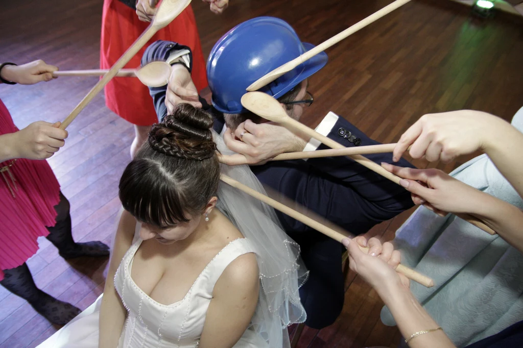 Zabawy w czasie tradycyjnych oczepin także można dostosować do motywu przewodniego wesela