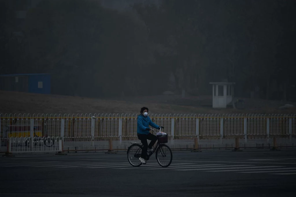 Czasami w Pekinie smog jest tak zły, że widzialność spada do kilku metrów