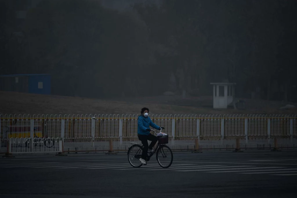 Czasami w Pekinie smog jest tak zły, że widzialność spada do kilku metrów Czasami w Pekinie smog jest tak zły, że widzialność spada do kilku metrów