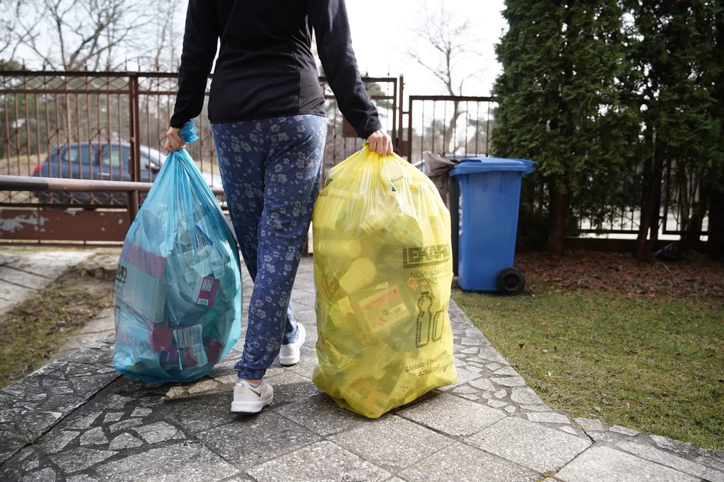 To już kolejna zmiana metody naliczania opłat za śmieci w Warszawie w tym roku. Teraz mają być tylko dwie stawki: 85 lub 107 zł