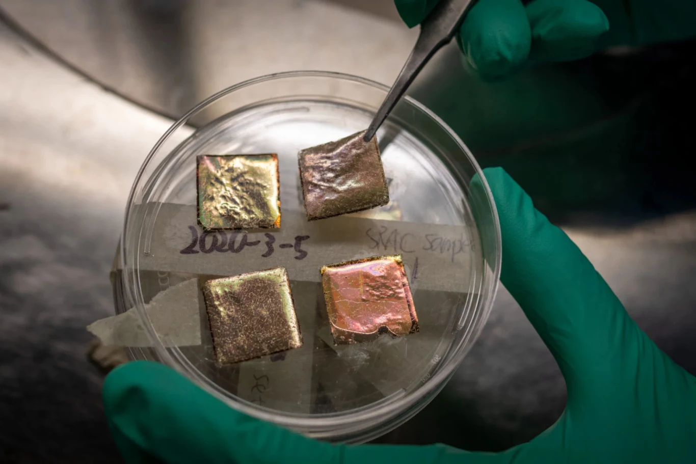 Próbki inteligentnego pokrycia dachowego z dwutlenkiem wanadu. Nadchodzi rewolucja? Próbki inteligentnego pokrycia dachowego z dwutlenkiem wanadu. Nadchodzi rewolucja?