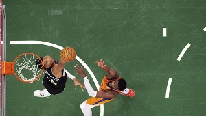 2021 rok w koszykówce: Podsumowanie. Giannis Antetokounmpo w pojedynku z Deandre Aytonem w trakcie finałów NBA