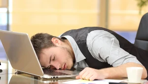 Spanie w pracy się opłaca