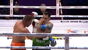 Michał Syrowatka (w pomarańczowych spodenkach) pada na deski po ciosach Lukasa Dekysa