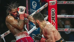 Artur Beterbijew (z prawej) nie dał szans rywalowi i znokautował go w dziewiątej rundzie pojedynku