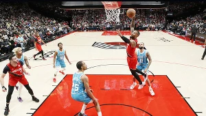 Damian Lillard (przy piłce) pomógł Portland Trail Blazers przełamać ich kiepską passę w NBA