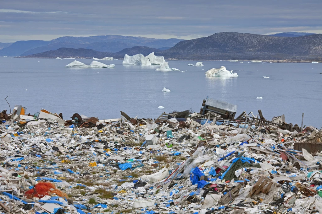 Wysypisko śmieci na Grenlandii.