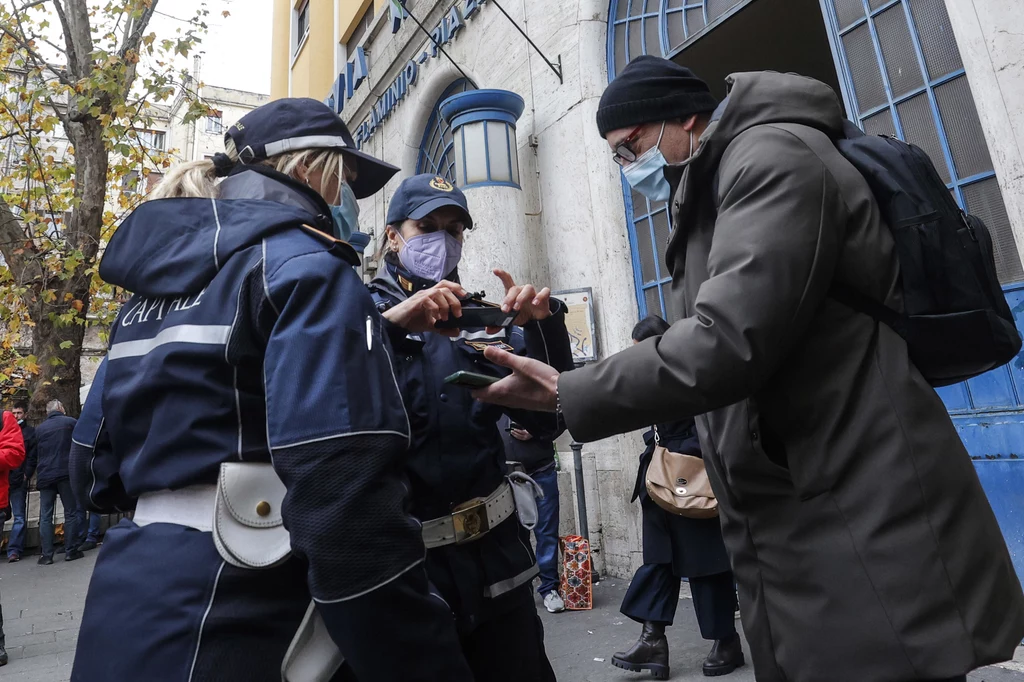 Kontrola certyfikatu covidowego w Rzymie Kontrola certyfikatu covidowego w Rzymie