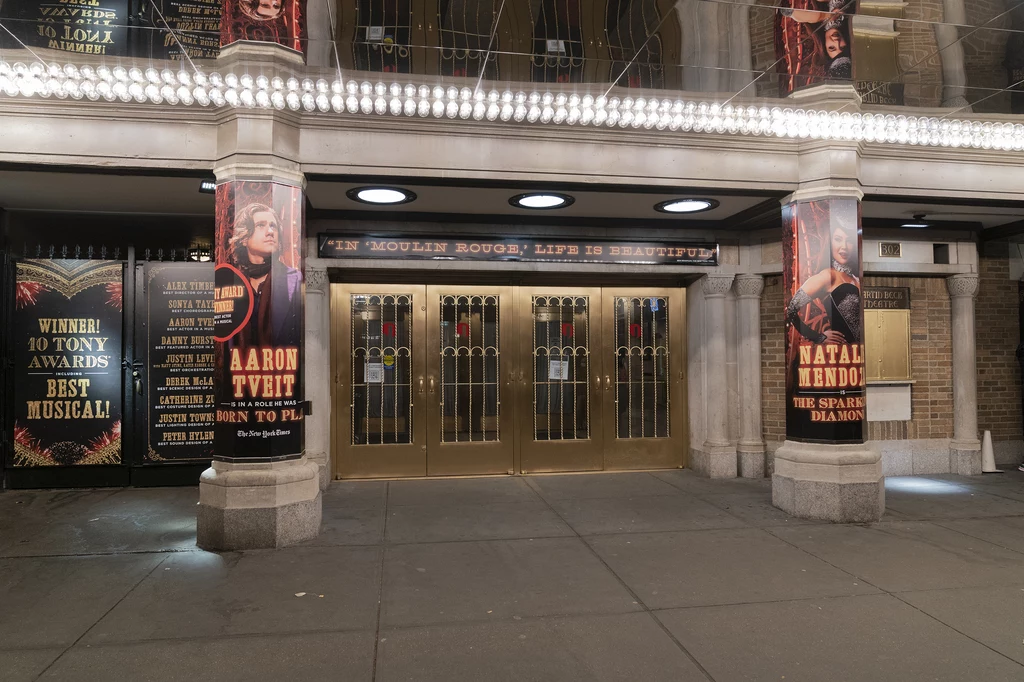 Przedstawienia nie będzie - kolejne przypadki koronawirusa na Broadwayu nie pozwalają pracować teatrom Przedstawienia nie będzie - kolejne przypadki koronawirusa na Broadwayu nie pozwalają pracować teatrom