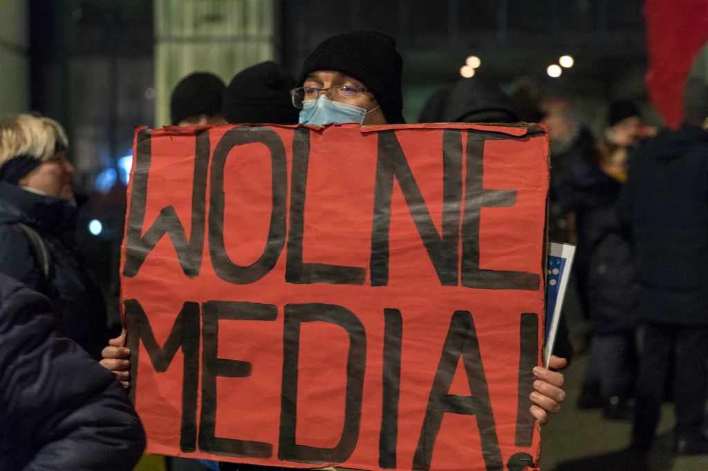 Protest przeciwko przyjętej przez Sejm tzw. ustawy medialnej Protest przeciwko przyjętej przez Sejm tzw. ustawy medialnej