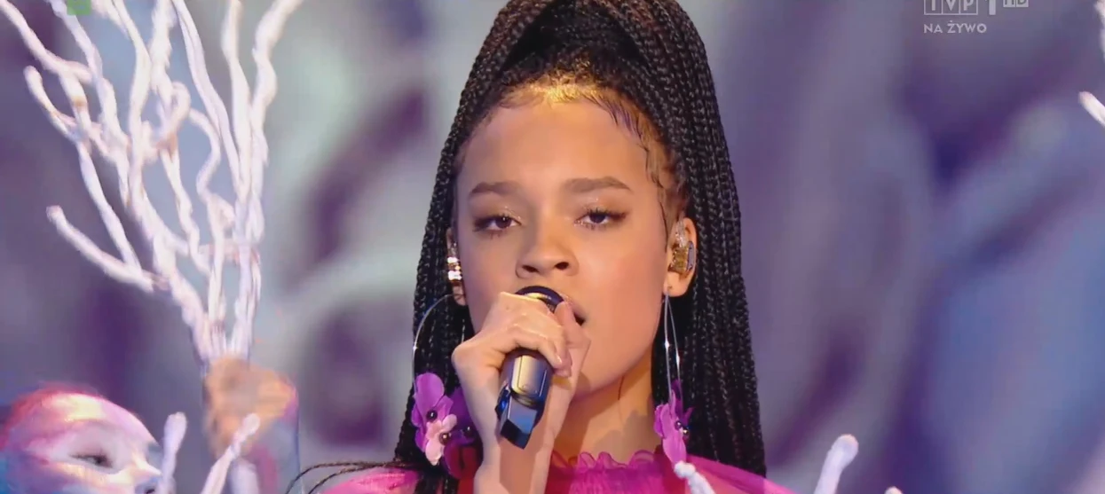 Screen z występu na żywo z "Eurowizji Junior 2021" https://vod.tvp.pl/video/eurowizja,eurowizja-2021-paryz,57483230 Screen z występu na żywo z "Eurowizji Junior 2021" https://vod.tvp.pl/video/eurowizja,eurowizja-2021-paryz,57483230