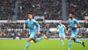 Joao Cancelo (z lewej) i Riyad Mahrez