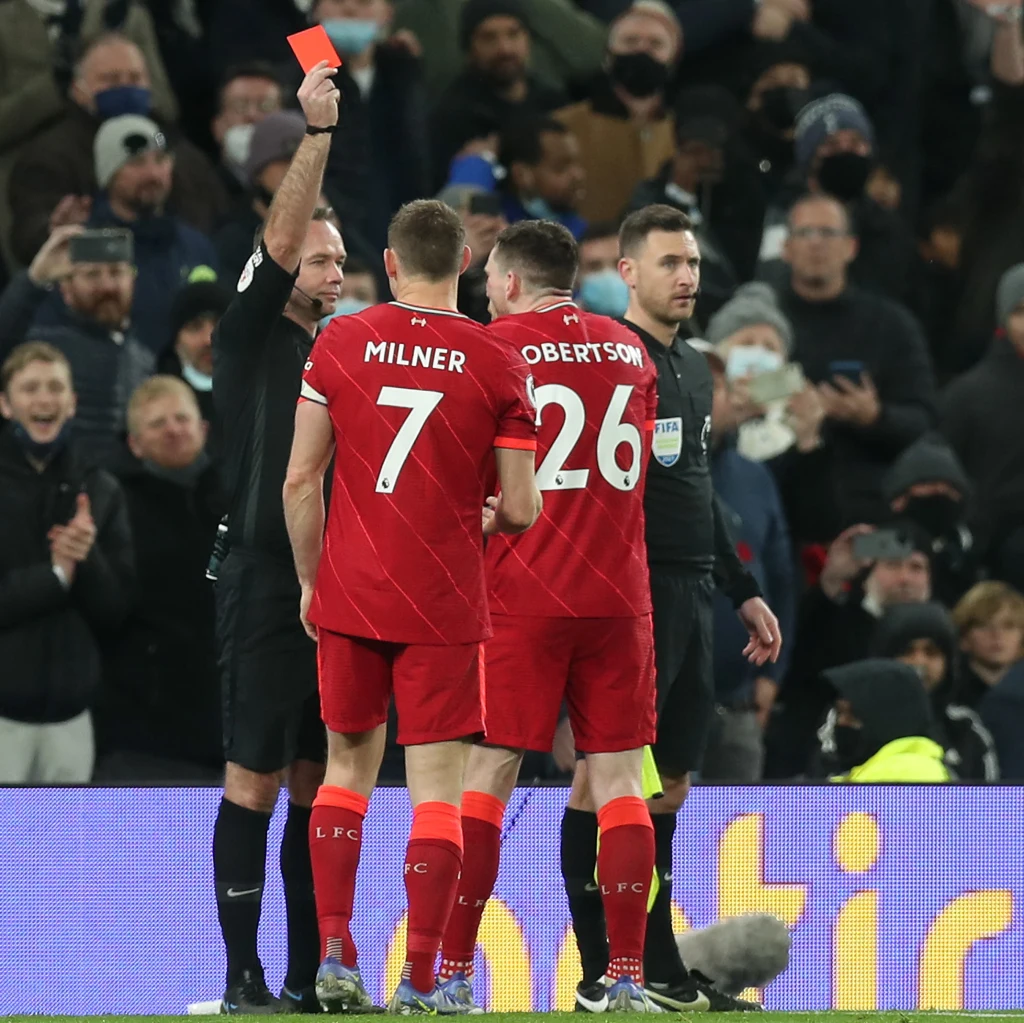 Andrew Robertson z Liverpoolu zobaczył czerwoną kartkę