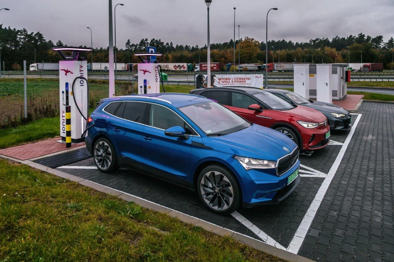 Szybkie ładowarki to podstawa, aby podróże elektrykami można było brać pod uwagę