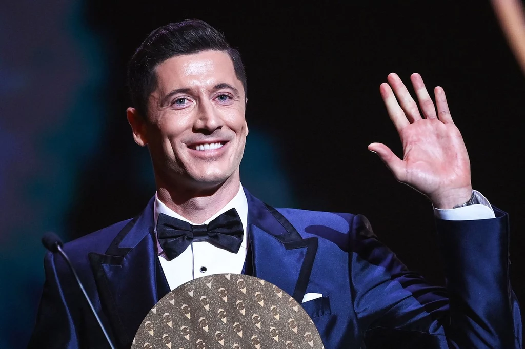 Robert Lewandowski w plebiscycie Złota Piłka zajął drugie miejsce, pocieszano go nagrodą na Napastnika Roku, ale "Kicker" nie ma wątpliwości i wręczy mu tytuł Osobowości Roku Robert Lewandowski w plebiscycie Złota Piłka zajął drugie miejsce, pocieszano go nagrodą na Napastnika Roku, ale "Kicker" nie ma wątpliwości i wręczy mu tytuł Osobowości Roku