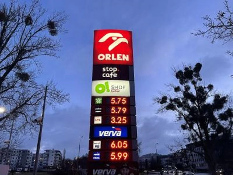 Stacja Orlenu w Warszawie o świcie w poniedziałek, 20 grudnia 2021 r. Stacja Orlenu w Warszawie o świcie w poniedziałek, 20 grudnia 2021 r.