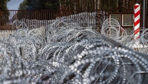 Minister Maciej Wąsik liczy, że budowa zapory na granicy, po wyborze dwóch wykonawców - Budimexu i Unibepu ruszy, jeśli jeszcze nie w tym roku, to na początku następnego