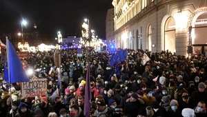 Na zdjęciu: niedzielny protest przeciw "lex TVN" przed pałacem prezydenckim w Warszawie