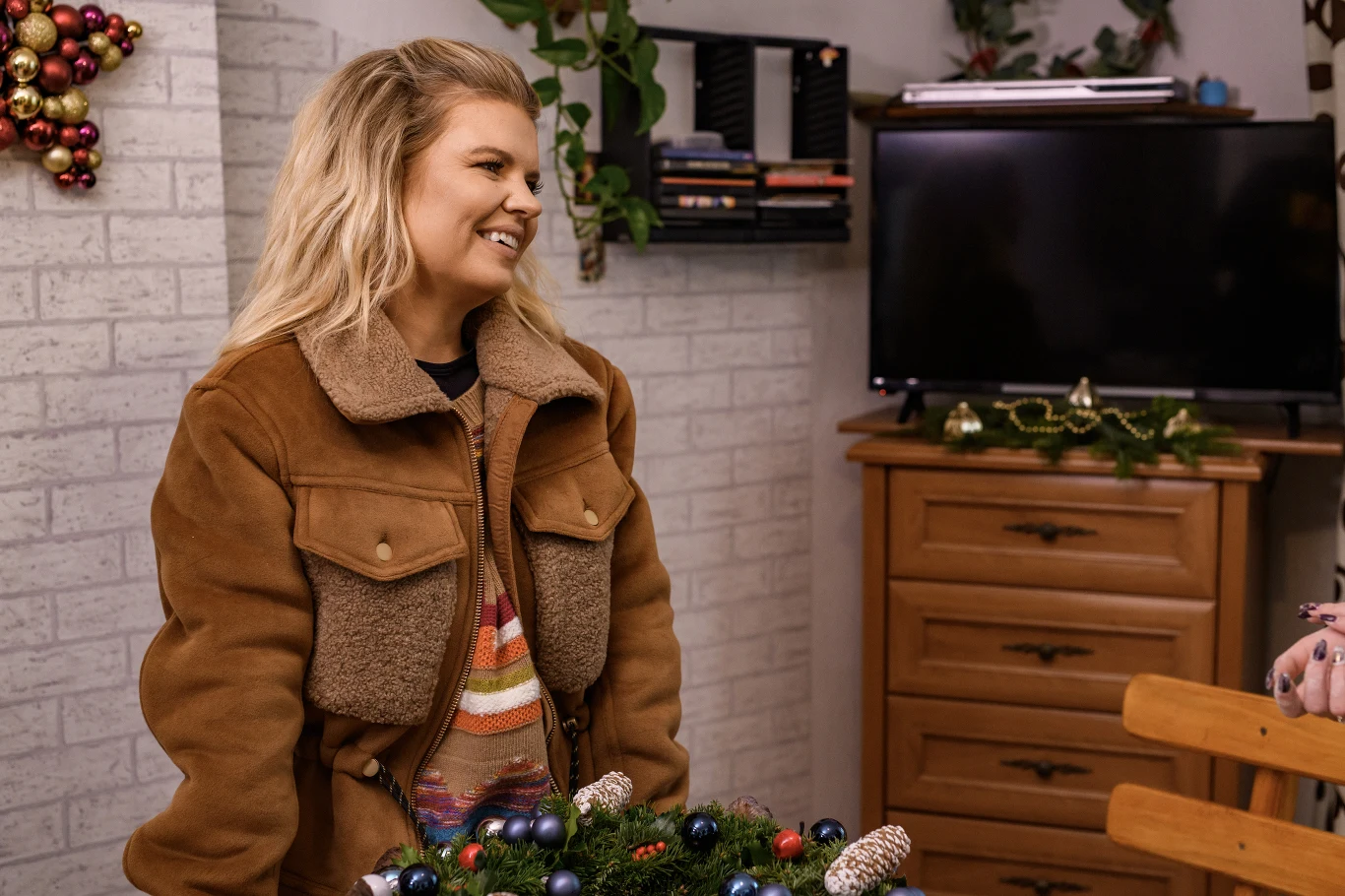 Marta Manowska z kamerą odwiedzi przed świętami również inne domy "rolniczych" par. Sprawdzi, co słychać m.in. u Seweryna i jego narzeczonej Magdy z szóstej edycji oraz u Agnieszki i Roberta z edycji drugiej.
"Rolnik szuka żony": Święta Bożego Narodzenia 2021 Marta Manowska z kamerą odwiedzi przed świętami również inne domy "rolniczych" par. Sprawdzi, co słychać m.in. u Seweryna i jego narzeczonej Magdy z szóstej edycji oraz u Agnieszki i Roberta z edycji drugiej.
"Rolnik szuka żony": Święta Bożego Narodzenia 2021