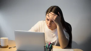 Doświadczenia pierwszych firm wprowadzających czterodniowy tydzień pracy pokazują, że takie rozwiązanie może zmniejszyć stres w pracy