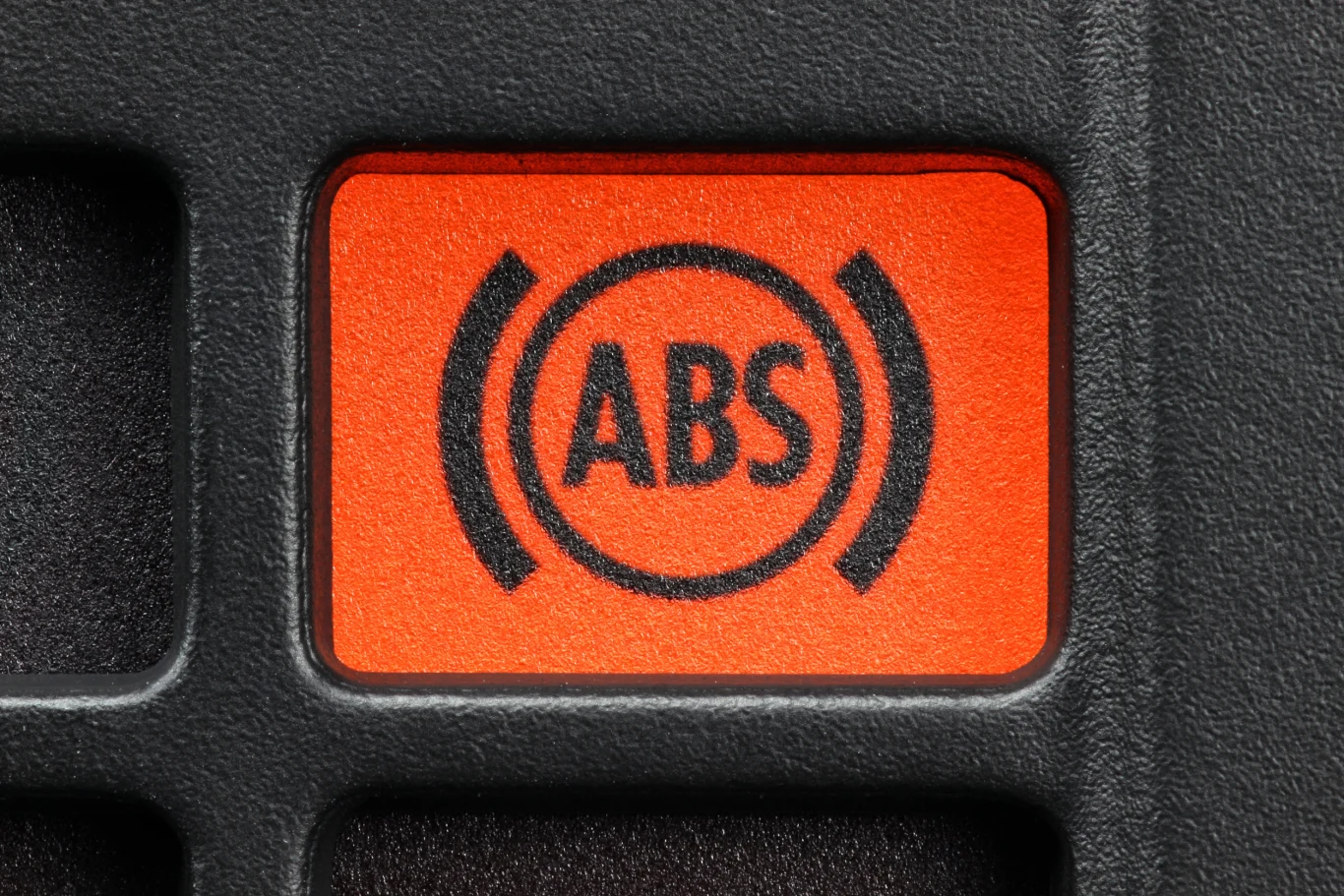 O działaniu systemu ABS w aucie informuje kontrolka na desce rozdzielczej. O działaniu systemu ABS w aucie informuje kontrolka na desce rozdzielczej.