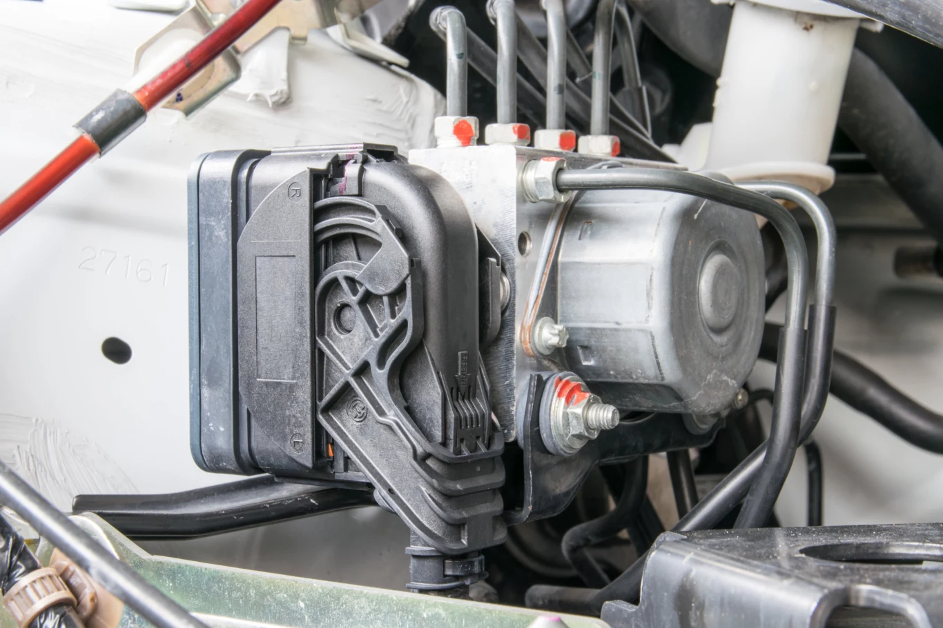 Czujniki przy kołach, komputer, hydrauliczny układ sterujący pracą hamulców - to elementy systemu ABS. Czujniki przy kołach, komputer, hydrauliczny układ sterujący pracą hamulców - to elementy systemu ABS.