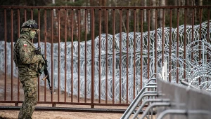 W komunikacie po konferencji Żaryn przypomniał, że pod koniec września minister koordynator służb specjalnych i minister obrony poinformowali o weryfikacji 200 przebywających w ośrodkach strzeżonych straży granicznej cudzoziemców
