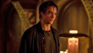Robert Pattinson w scenie z filmu "Batman"