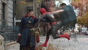 Benedict Cumberbatch i Tom Holland w scenie z filmu "Spider-Man: Bez drogi do domu"