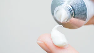 Hydrokortyzon jest składnikiem popularnych wielu leków, w tabletek sprzedawanych na receptę oraz maści, które możemy kupić bez recepty