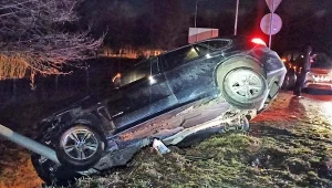 Z ustaleń śledczych wynika, że 42-latek stracił panowanie nad osobówką, wypadł z jezdni i uderzył w przydrożną latarnię. Kontrola trzeźwości wykazała, że mężczyzna miał ponad 2,5 promila w alkoholu