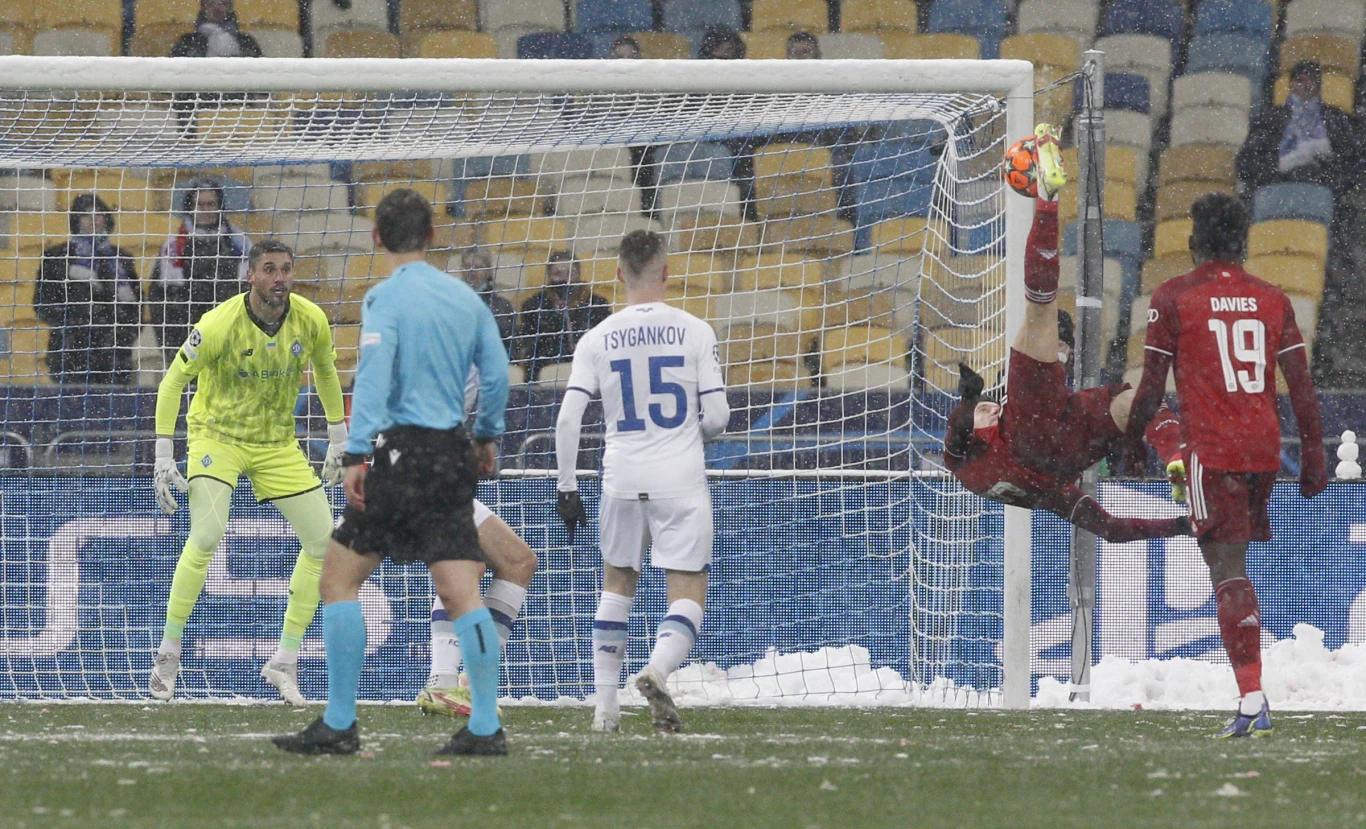 Robert Lewandowski strzela gola przewrotką w Kijowie Robert Lewandowski strzela gola przewrotką w Kijowie