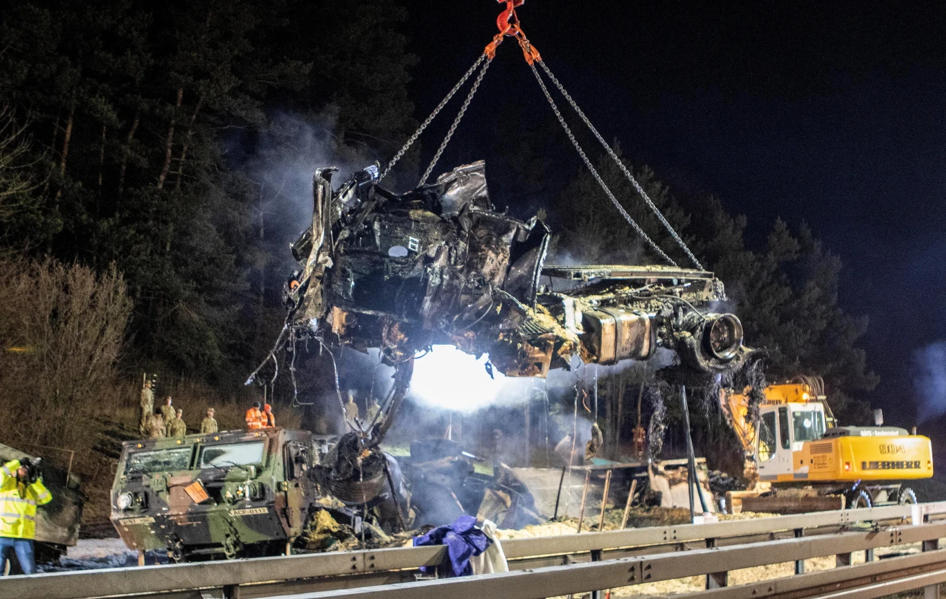 Autostrada była zablokowana przez wiele godzin. Dwie cysterny wiozły 2,5 tys. litrów paliwa lotniczego