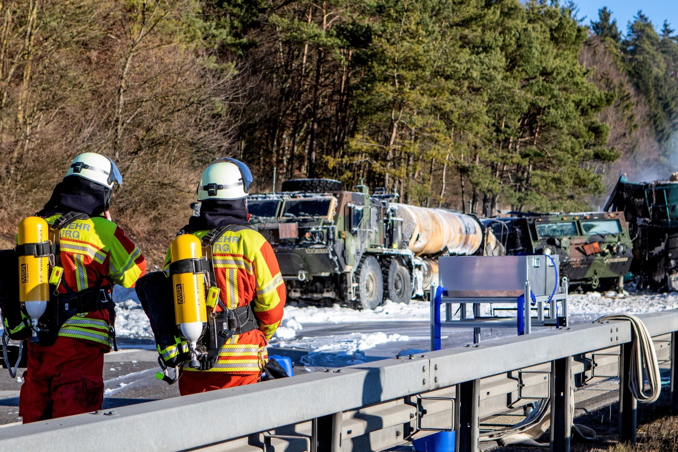 Autostrada była zablokowana przez wiele godzin. Dwie cysterny wiozły 2,5 tys. litrów paliwa lotniczego