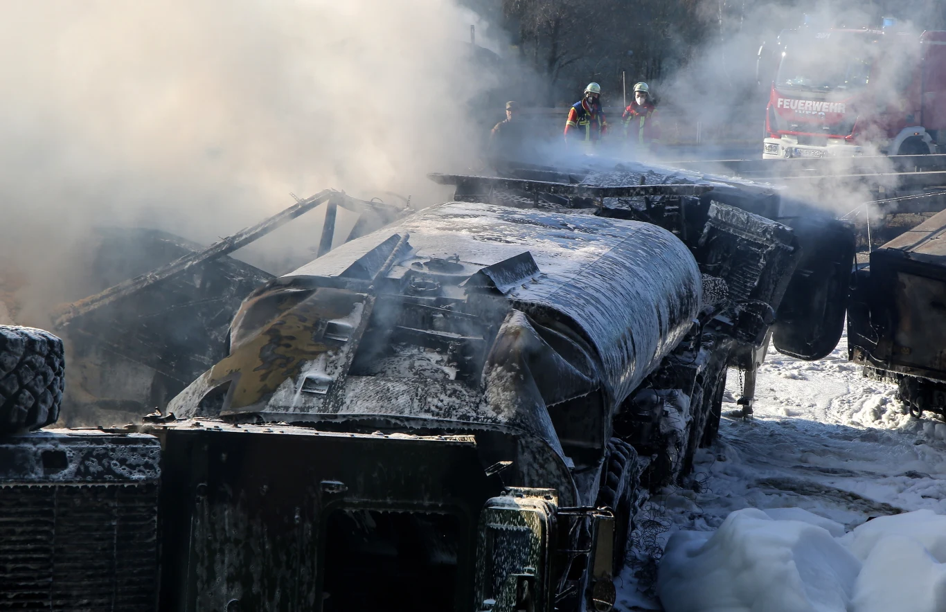 Autostrada była zablokowana przez wiele godzin. Dwie cysterny wiozły 2,5 tys. litrów paliwa lotniczego
