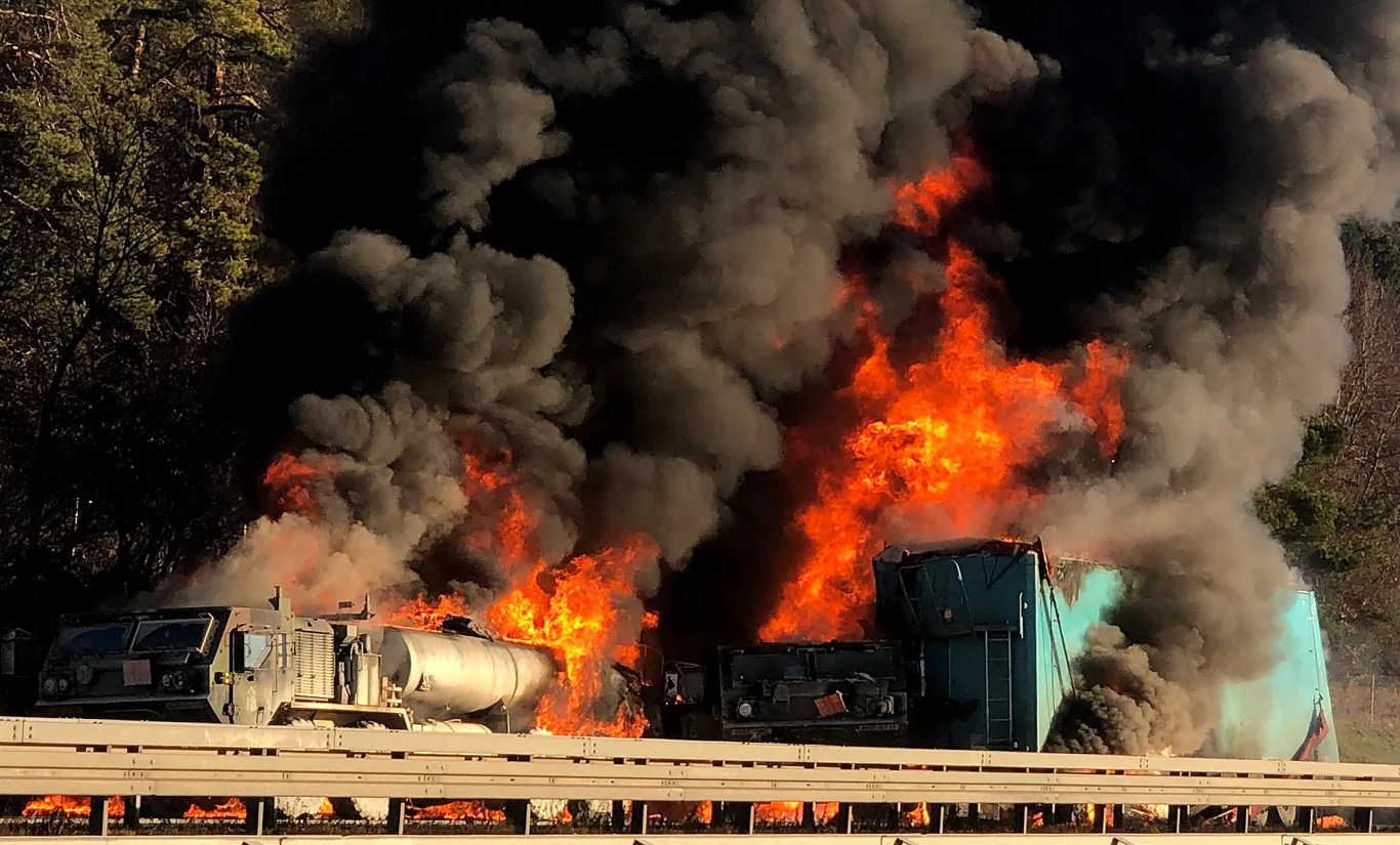 Autostrada była zablokowana przez wiele godzin. Dwie cysterny wiozły 2,5 tys. litrów paliwa lotniczego