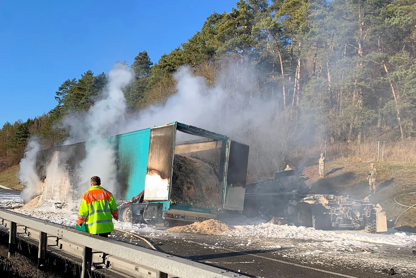 Autostrada była zablokowana przez wiele godzin. Dwie cysterny wiozły 2,5 tys. litrów paliwa lotniczego