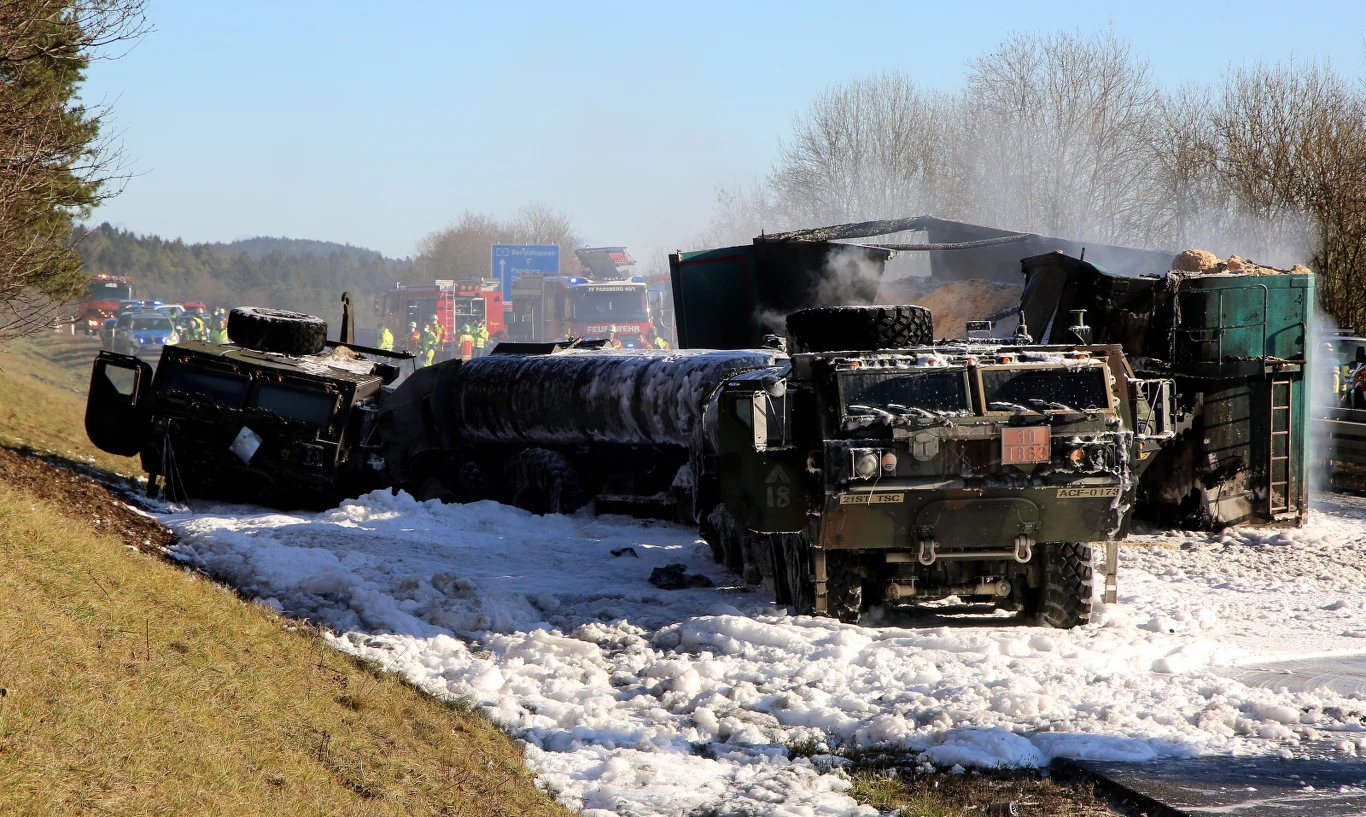 Autostrada była zablokowana przez wiele godzin. Dwie cysterny wiozły 2,5 tys. litrów paliwa lotniczego
