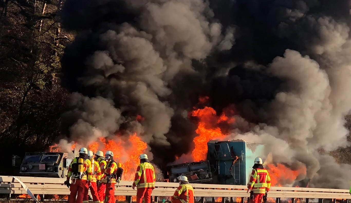 Autostrada była zablokowana przez wiele godzin. Dwie cysterny wiozły 2,5 tys. litrów paliwa lotniczego
