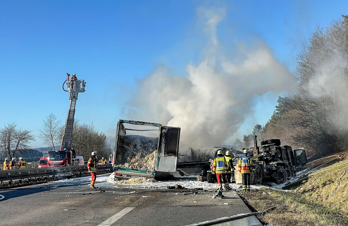 Autostrada była zablokowana przez wiele godzin. Dwie cysterny wiozły 2,5 tys. litrów paliwa lotniczego