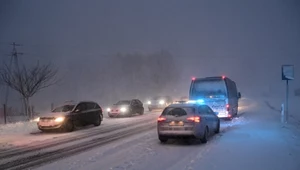 Alert pogodowy dla kierowców. Lód i śnieg na drogach