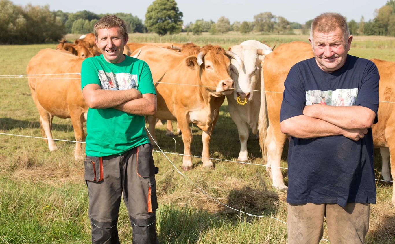 "Rolnicy. Podlasie". Andrzej i Gienek Onopiukowie. W oborze doszło do krwawej potyczki "Rolnicy. Podlasie". Andrzej i Gienek Onopiukowie. W oborze doszło do krwawej potyczki