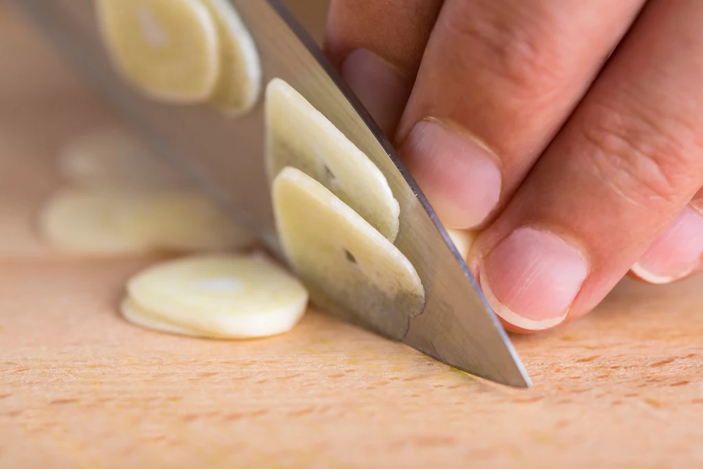 Jak przygotować wodę z czosnkiem do picia? Działa jak naturalny antybiotyk