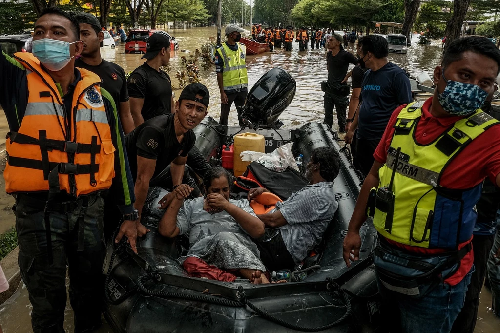 Powódź w Malezji. Żołnierze i ratownicy pomagają w ewakuacji stanu Selangor