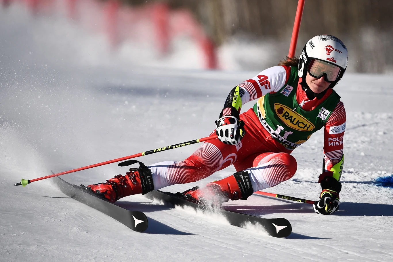 Maryna Gąsienica-Daniel. Uzdolniona góralka wprost z Zakopanego w kolejnym już sezonie dostarczyła nam mnóstwo emocji związanych z rywalizacją w narciarstwie alpejskim. W czasie zimowych igrzysk olimpijskich w Pekinie co prawda do medalów trochę jej brakowało, ale ósme miejsce w rywalizacji w gigancie można z całą pewnością uznać za niezły wyczyn. 28-latka w Pucharze Świata zdołała osiągnąć przy tym 33. pozycję w klasyfikacji generalnej, co jak dotychczas jest jej najlepszym wynikiem w całej karierze. Jeszcze nie powiedziała ostatniego słowa!