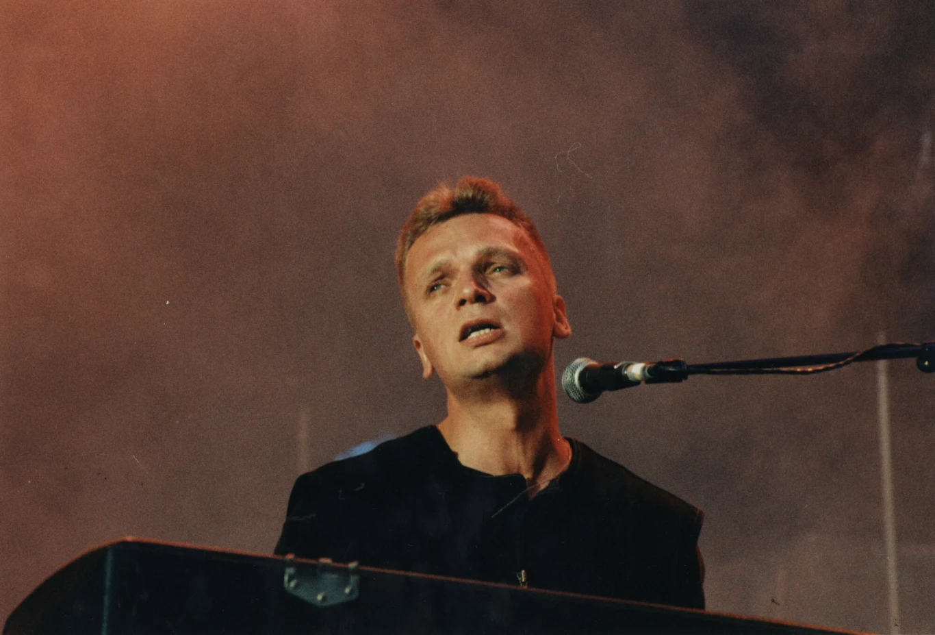 Debiutancki album "Nowe Sytuacje" pojawił się w 1983 roku, a rok później w wersji anglojęzycznej zawitał do brytyjskich sklepów. Ciechowski i spółka wystąpili także m.in. na duńskim festiwalu Roskilde - muzykom bardzo zależało, by przebić się do europejskiego mainstreamu. Grzegorz Ciechowski podczas koncertu w 1995 roku.